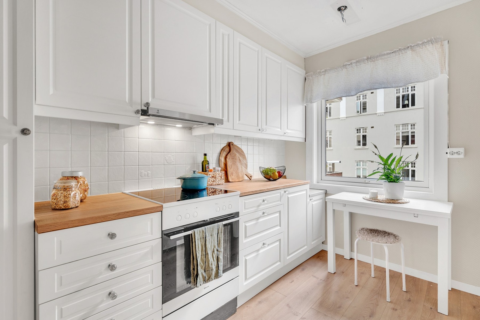 Plass til et koselig frokostbord med vindusplass. Galleribilde