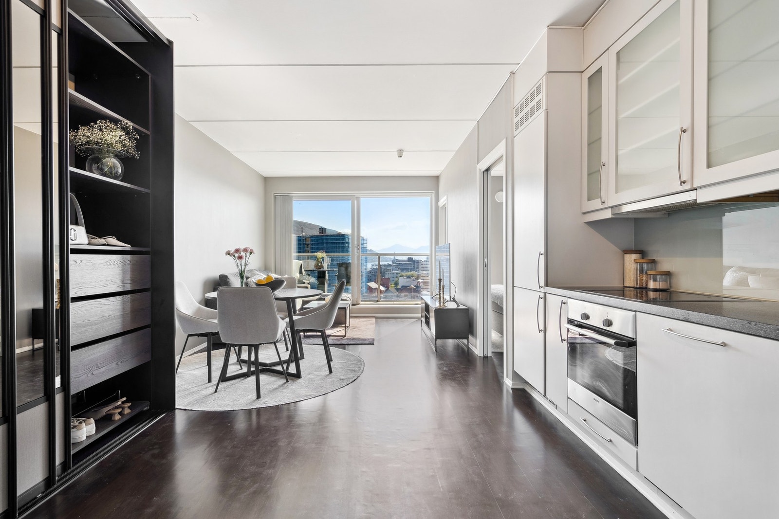 Kjøkkenet er utstyrt med integrerte hvitevarer som kjøl/fryseskap, oppvaskmaskin, stekeovn og induksjonstopp. Kjøkkenventilator med avtrekk ut. Galleribilde