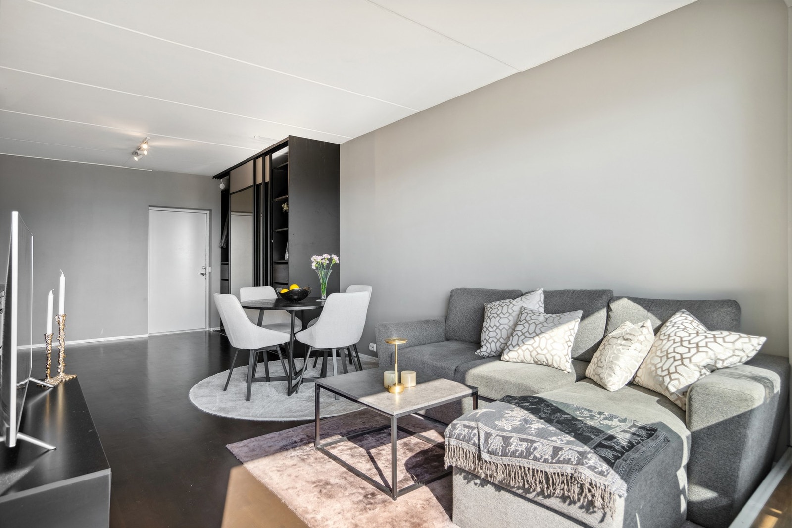 Leiligheten er fra 2005 og har mørke og slette flater, parkett på gulv er lakkert. Galleribilde