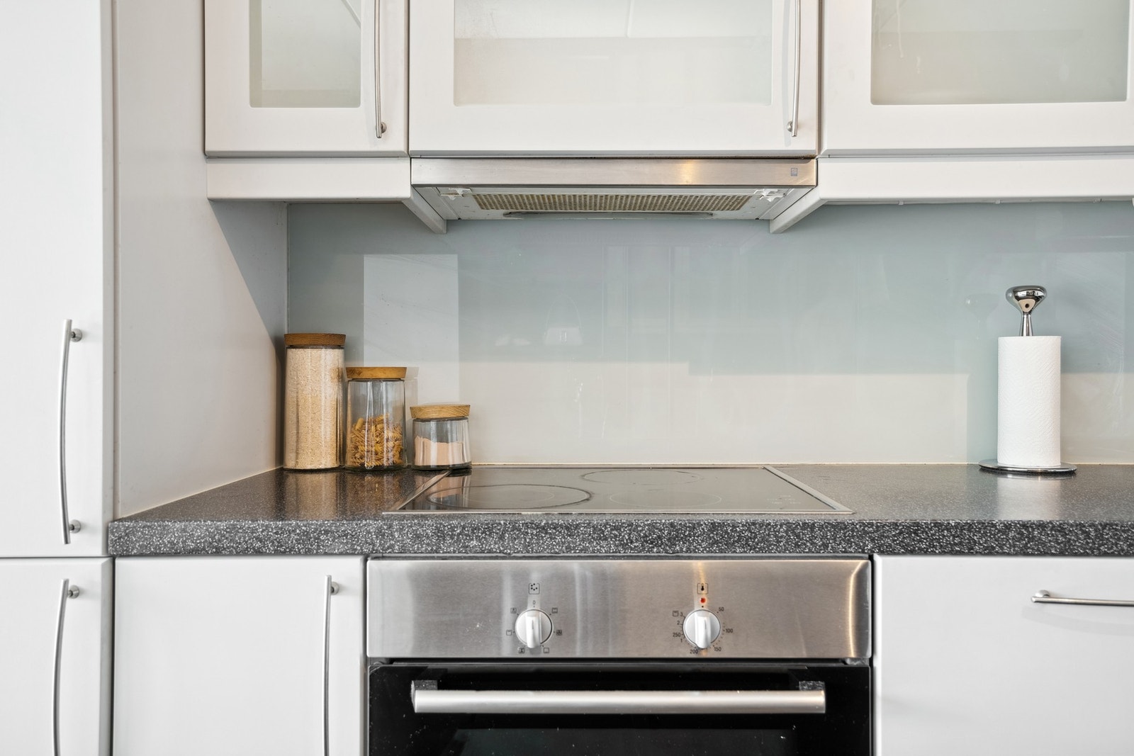 Kjøkkeninnredning av laminerte skrog med laminerte slette fronter. Galleribilde