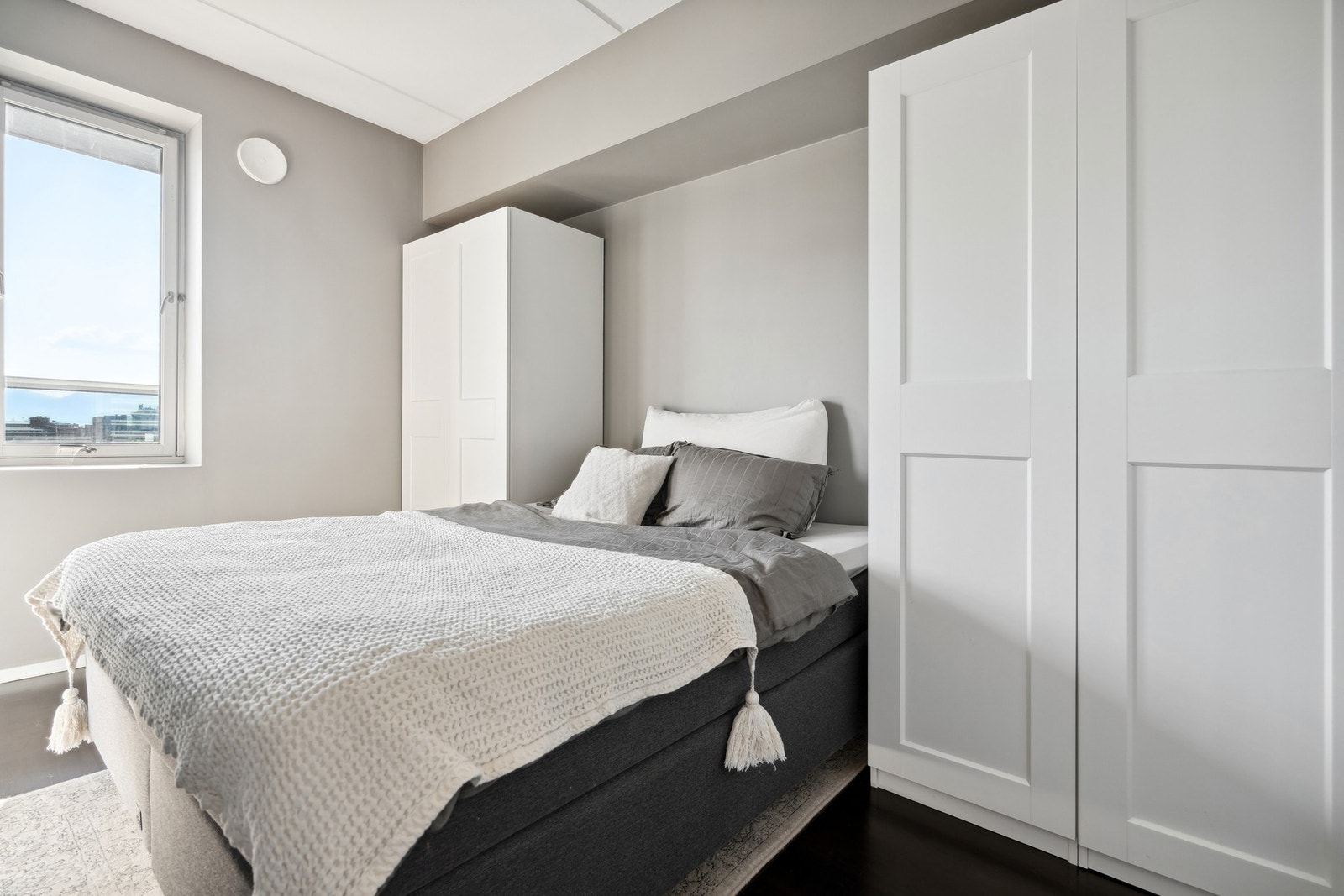 Stort og pent soverom med god plass. Galleribilde