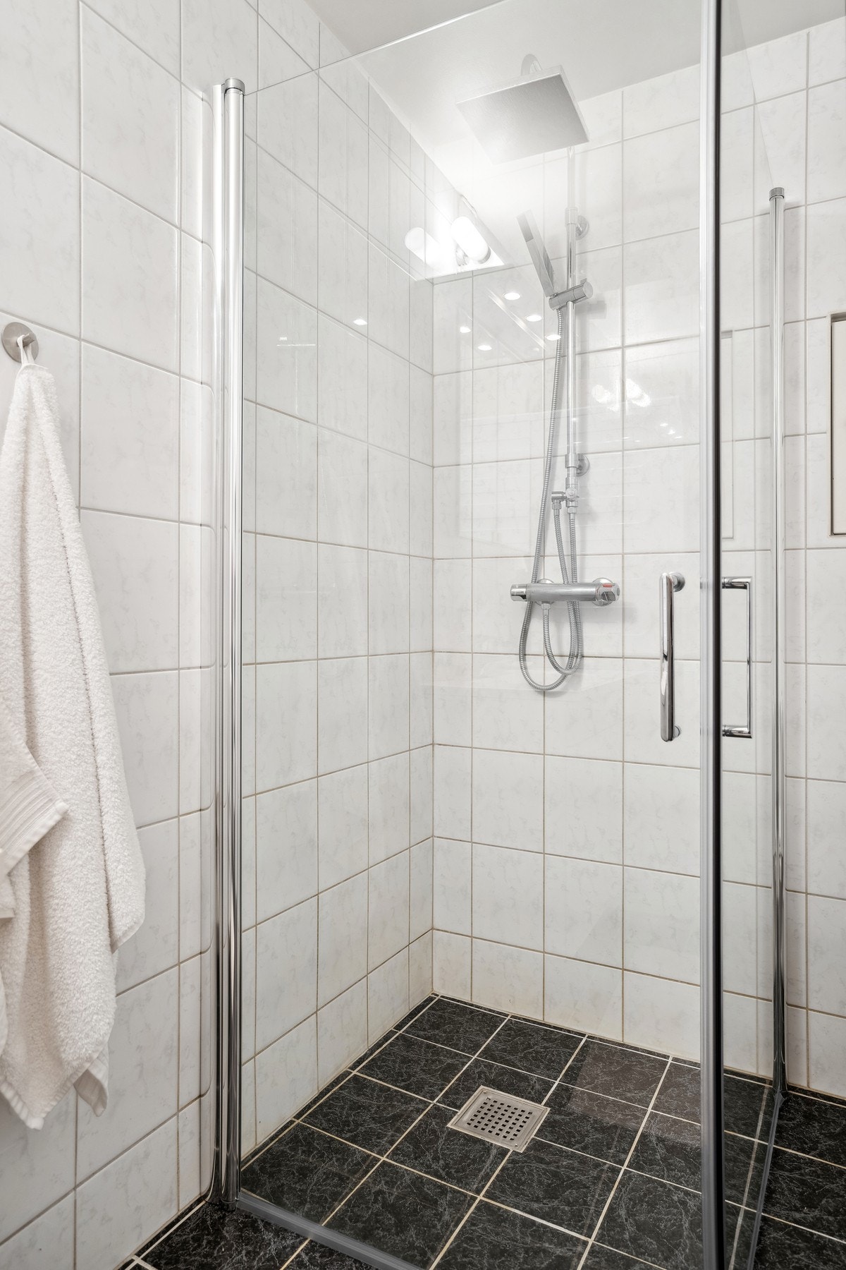 Dusjhjørne med glassdører. Galleribilde