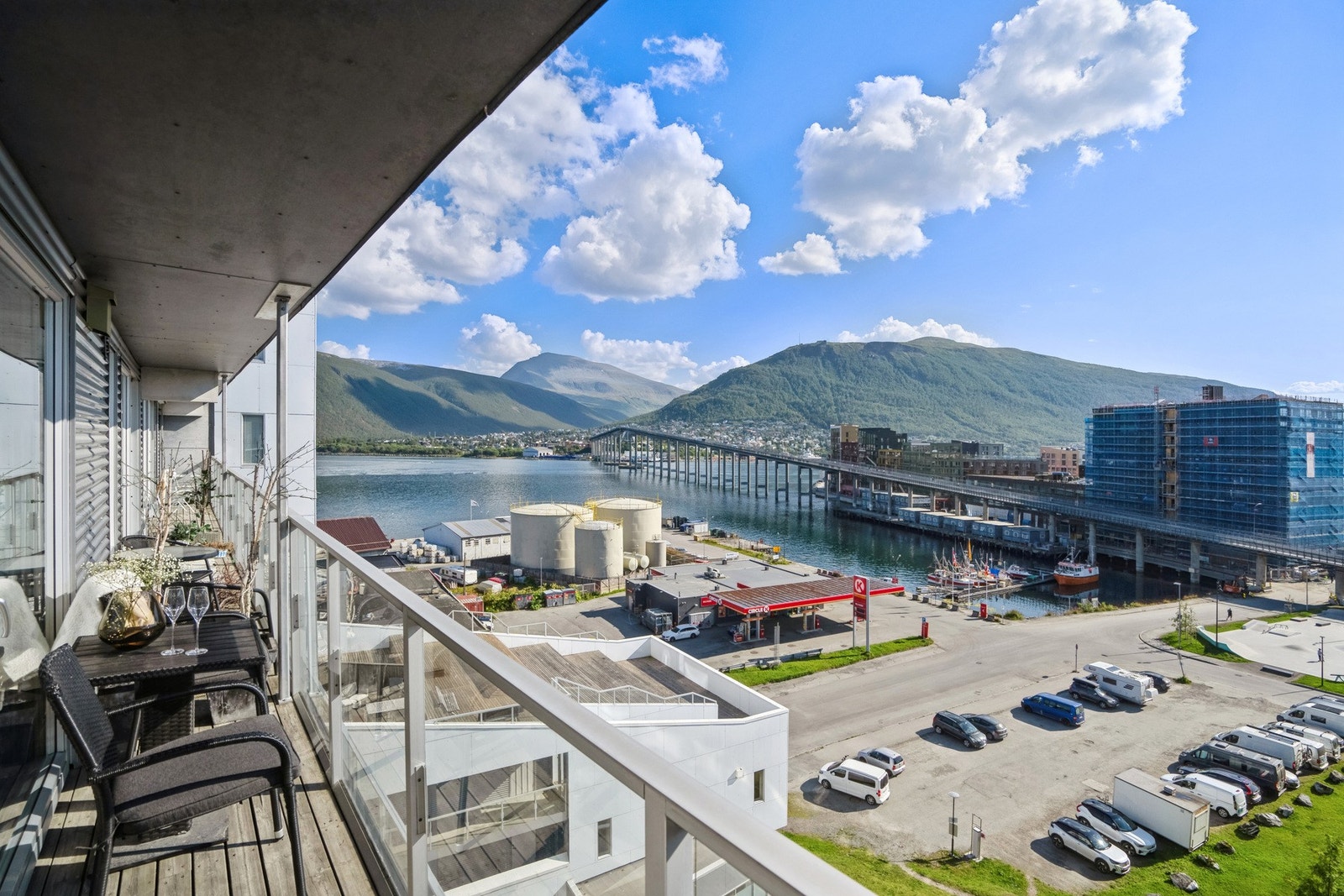 Utgang til en balkong mot sør med flott utsikt mot Tromsøysundet, brua, Tromsdalstiden og Fløya. Galleribilde