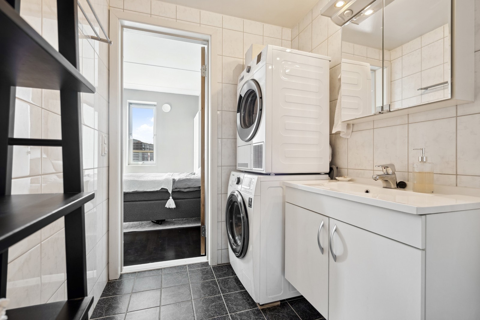 Flislagt bad med har elektriske varmekabler (trinnstyrt) til vinterdagene. Galleribilde