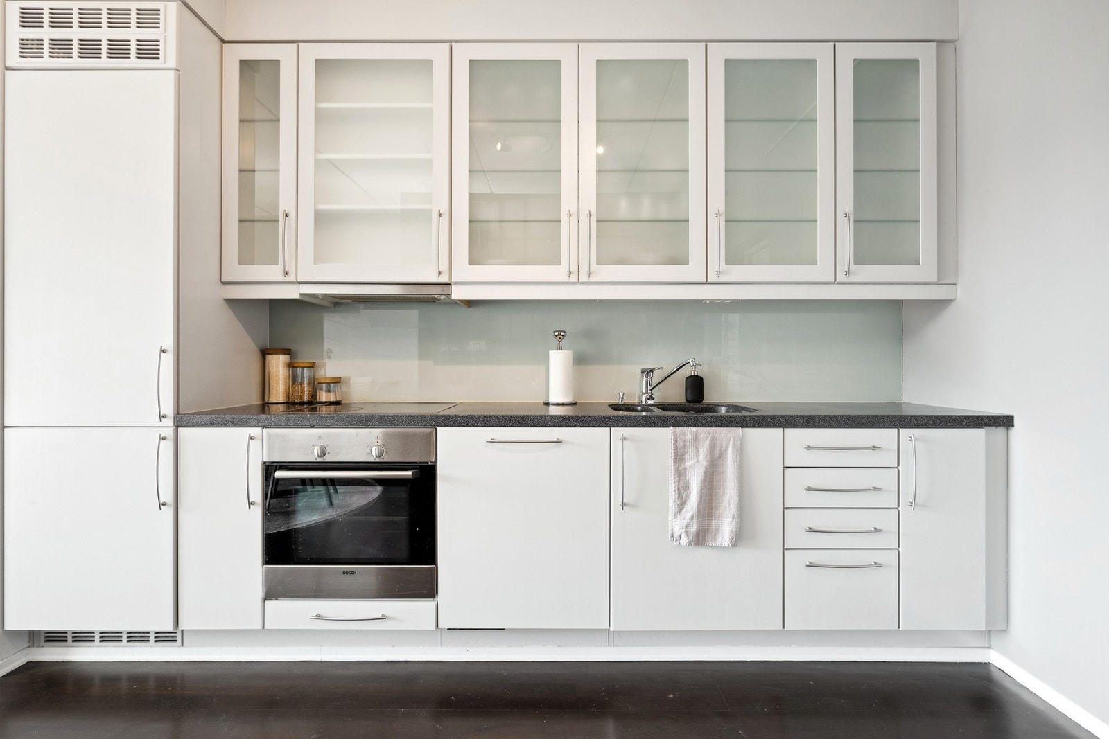 Skap over benk med glassfronter. Gode oppbevaringsmuligheter. Galleribilde