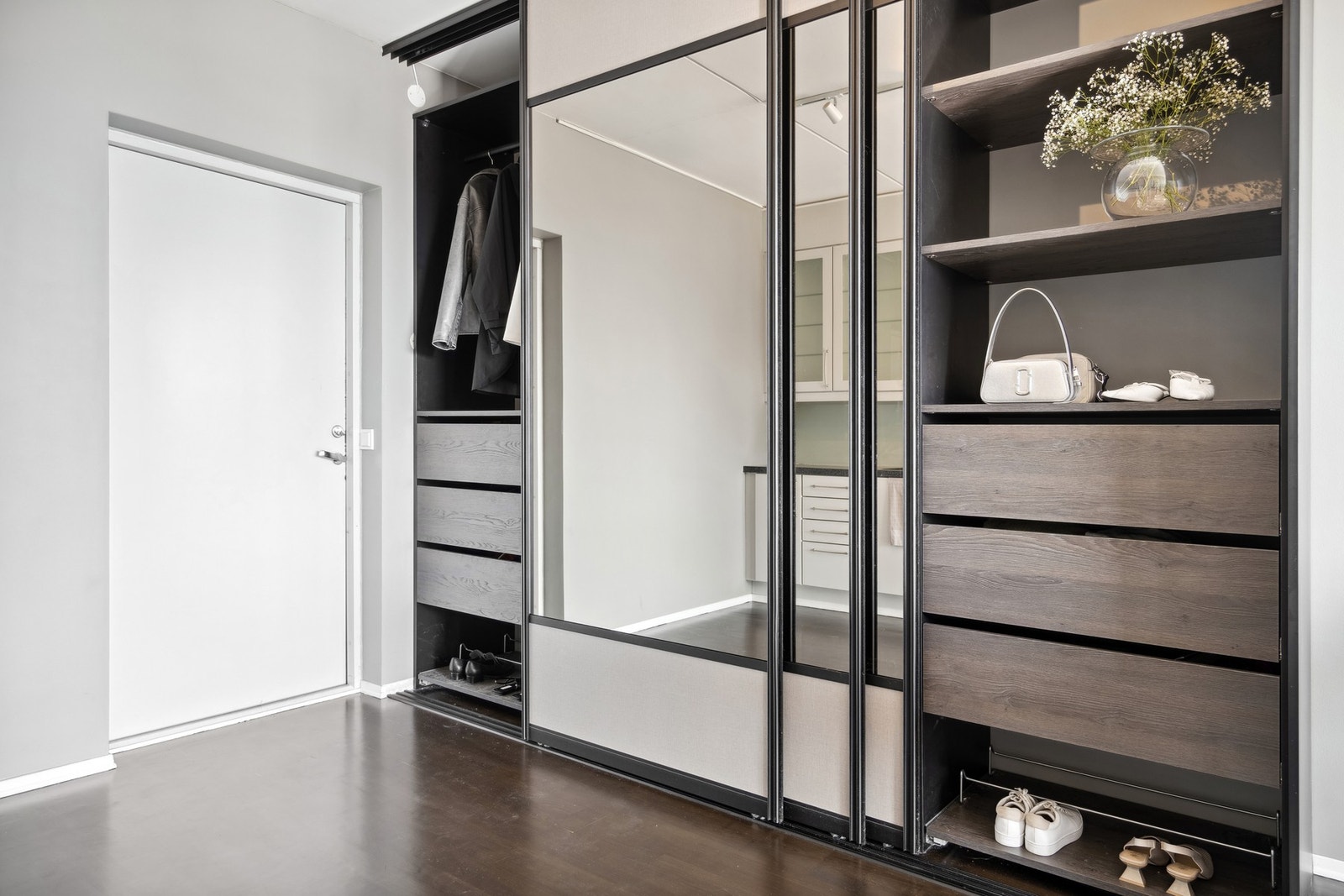 Inngangsparti med stor skyvedørsgarderobe. Galleribilde