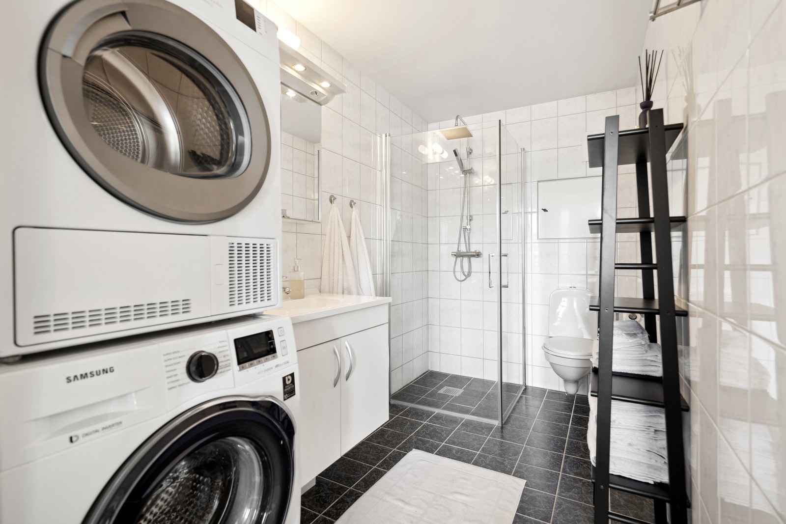 Opplegg for vaskemaskin og plass til tørketrommel. Galleribilde