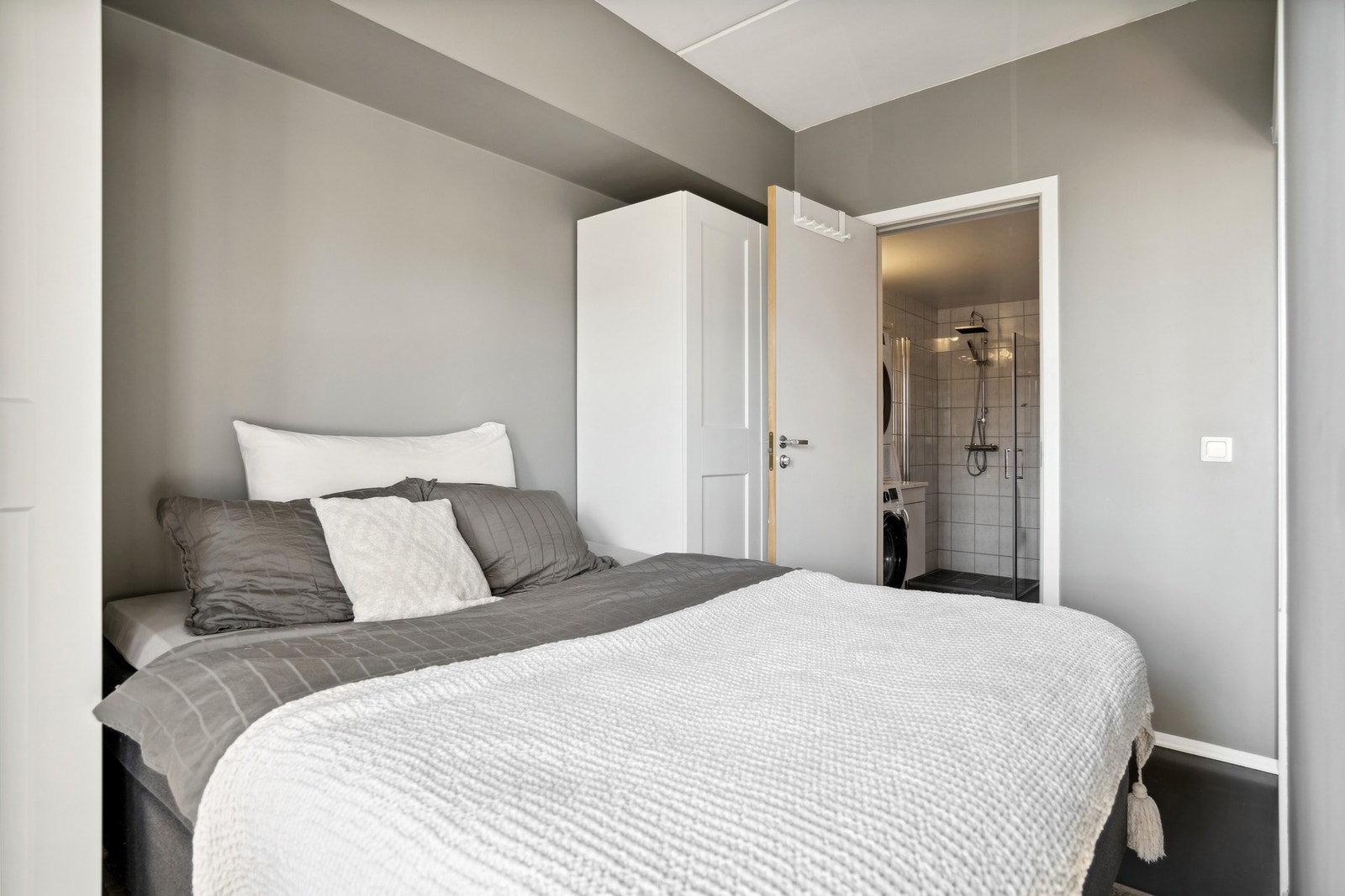 Inngang til bad fra soverom. Galleribilde