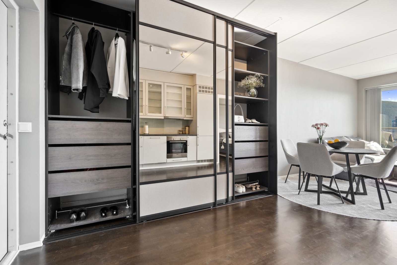 Garderobeskap med mye oppbevaringsmuligheter. Skyvedører til garderobeskapet med store og fine speil. Galleribilde