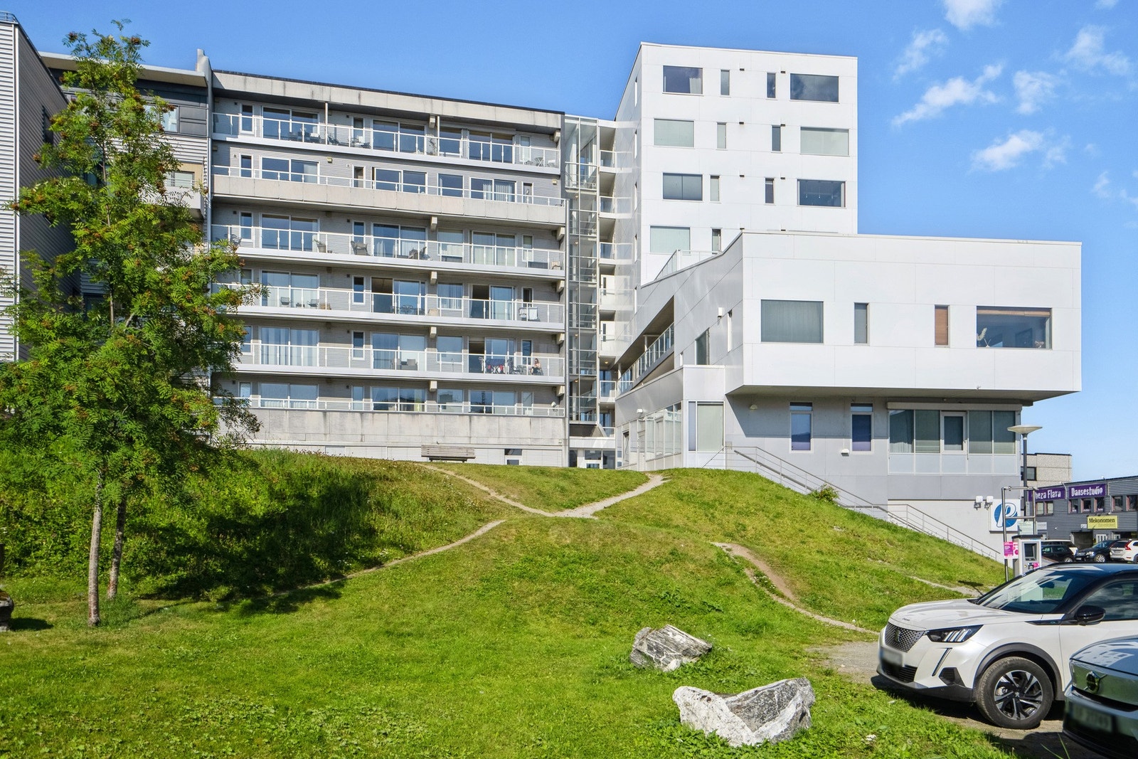 Leiligheten ligger i 7. etg i bygget som er grått Galleribilde