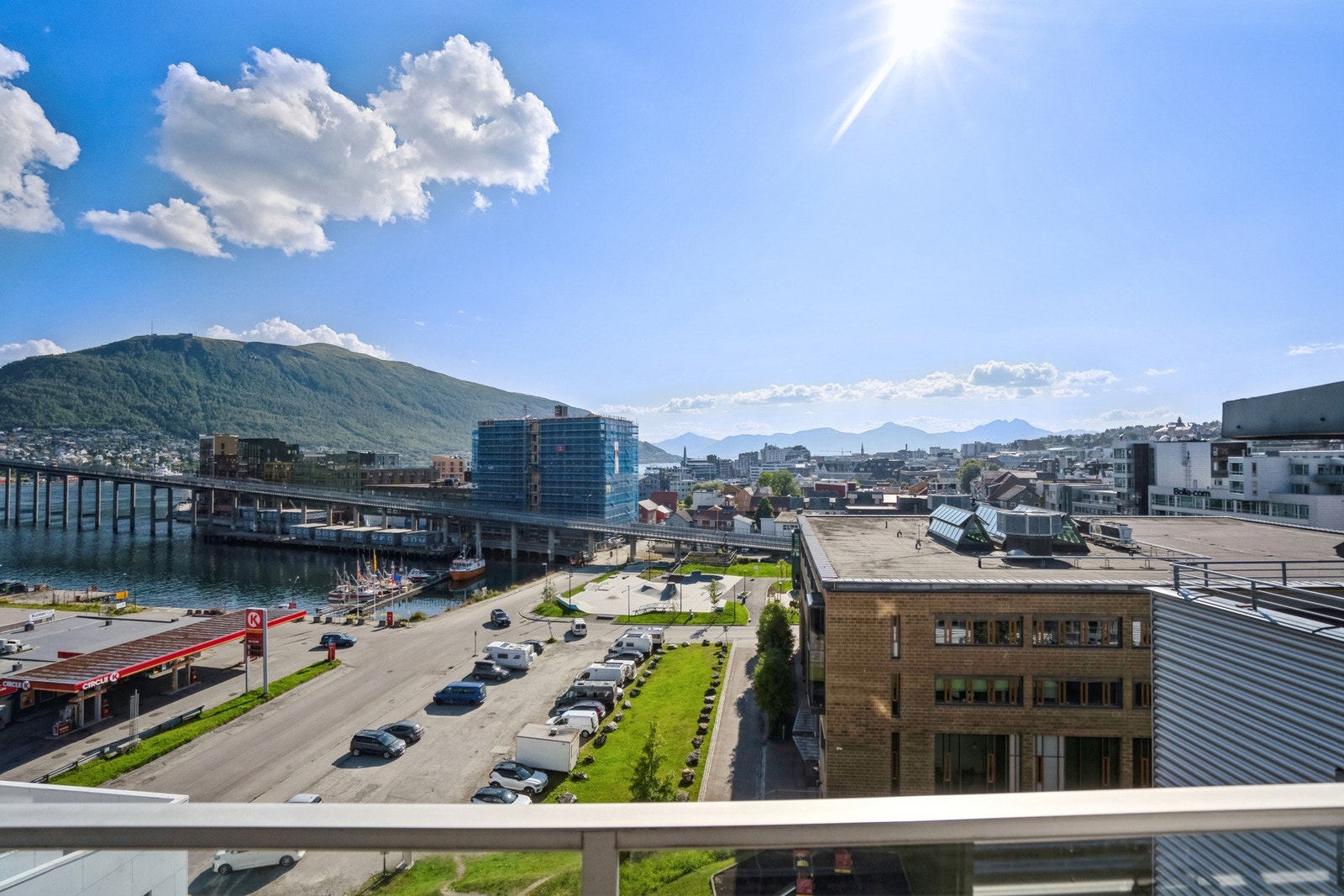 Flott utsikt mot sentrum og vervet. Galleribilde