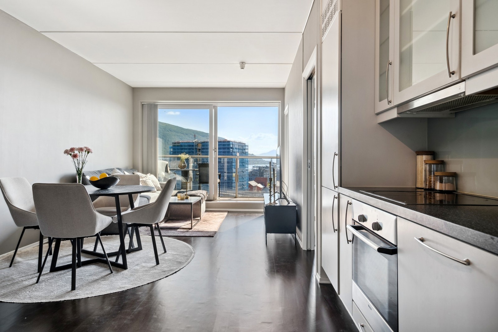 Romslig kjøkken. Galleribilde