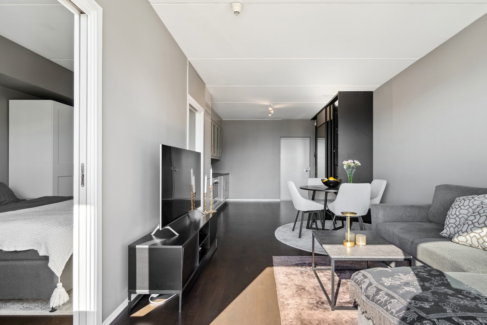 Soverommet har to innganger med skyvedør fra stuen. Galleribilde