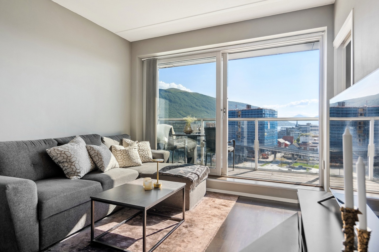 Stor stue med plass til en stor sofakrok. Galleribilde