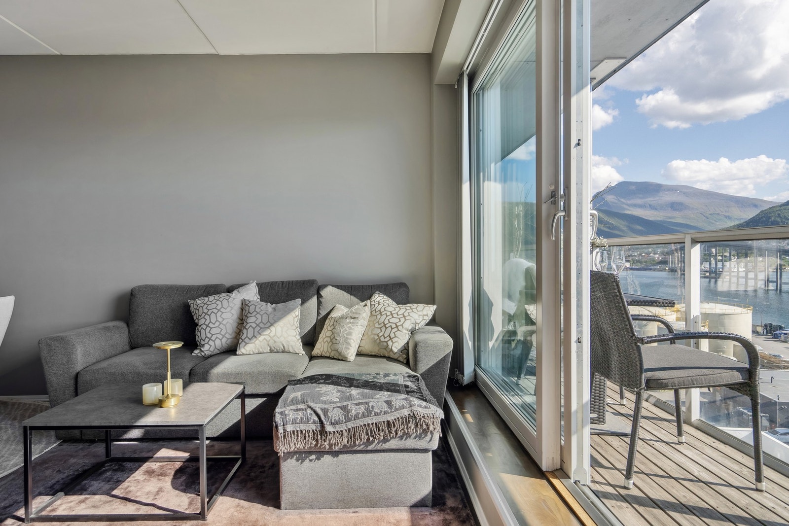 Sofakrok rett ved balkong. Flott utsikt ut fra sofakroken Galleribilde