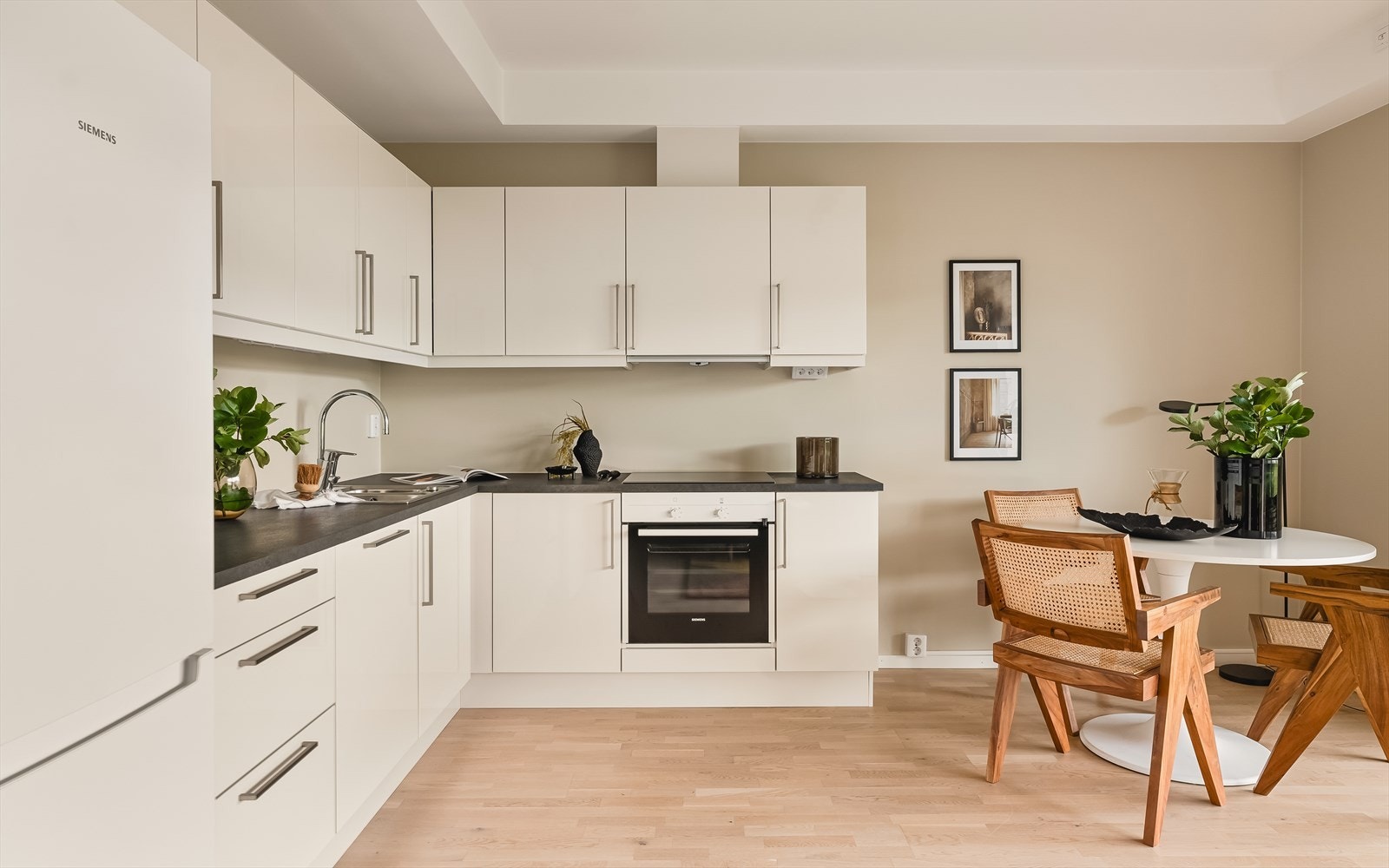 Her er også komfyrvakt samt ventilator i overskap som drives av det balanserte ventilasjonsanlegget. Galleribilde