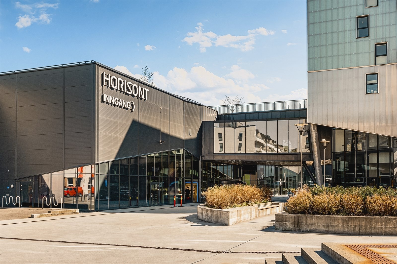 Her er det kort vei til Horisont kjøpesenter som innehar alt av motebutikker, apotek, caféer, restauranter, vinmonopol, SATS treningssenter og Coop Obs dagligvarehandel samt Åsane kirke. Galleribilde