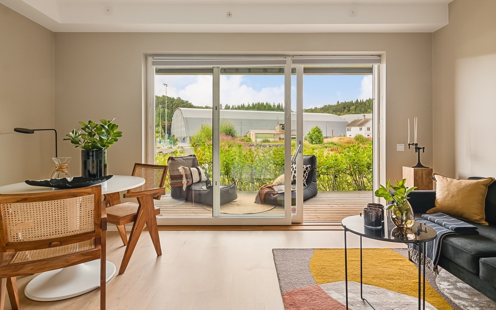 Leiligheten ligger i byggets 1.etasje og inneholder gang, bod, bad, stue/kjøkken og soverom. Galleribilde