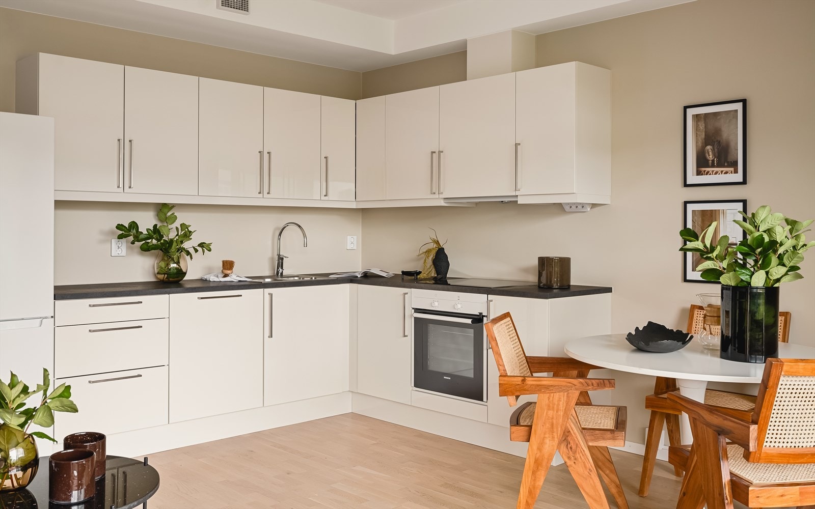 Lekker kjøkkeninnredning med glatte fronter og benkeplate i laminat. Galleribilde