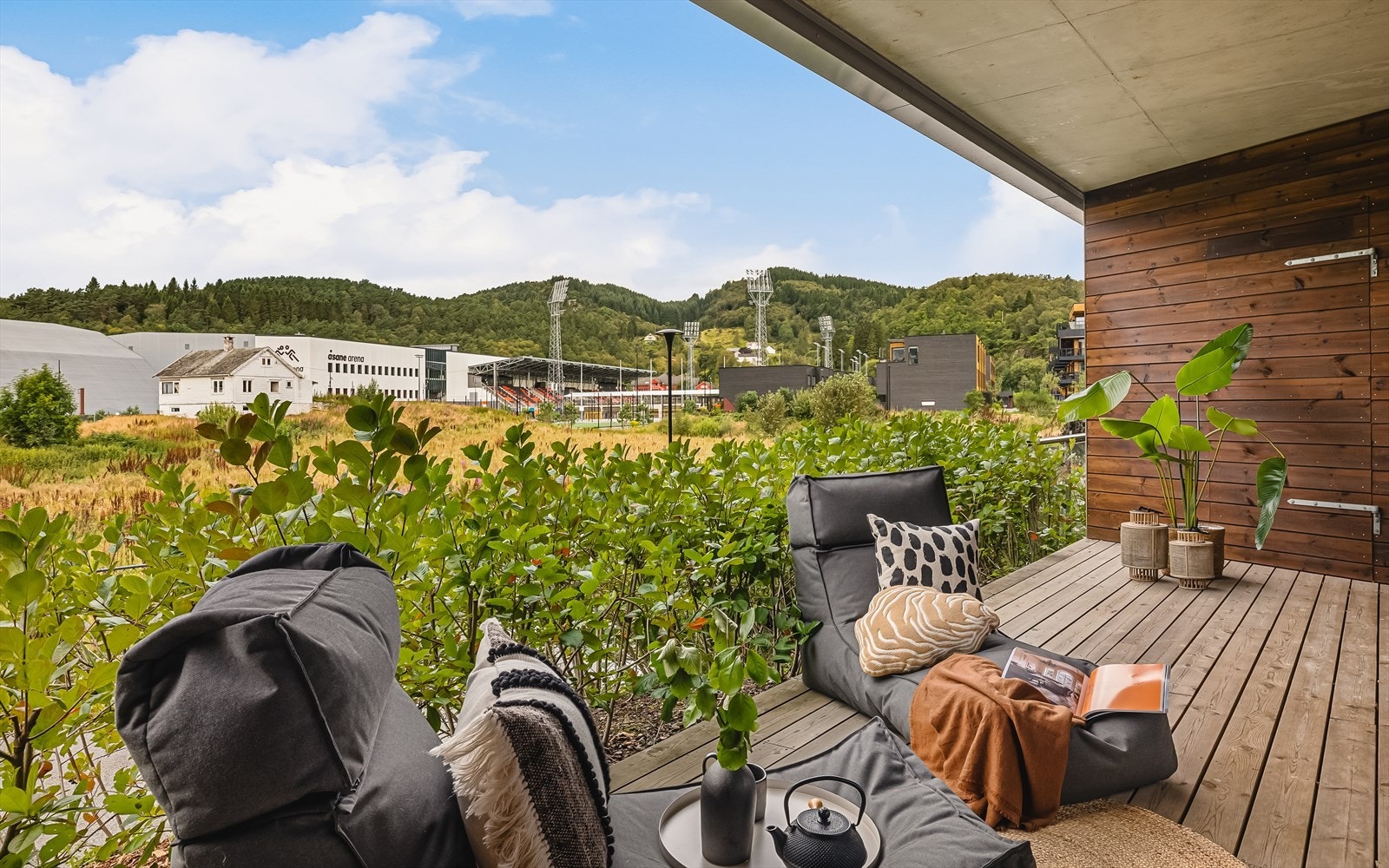 Fra stuen er det utgang til overbygget sørvestvendt terrasse på 14,0 kvm. Galleribilde