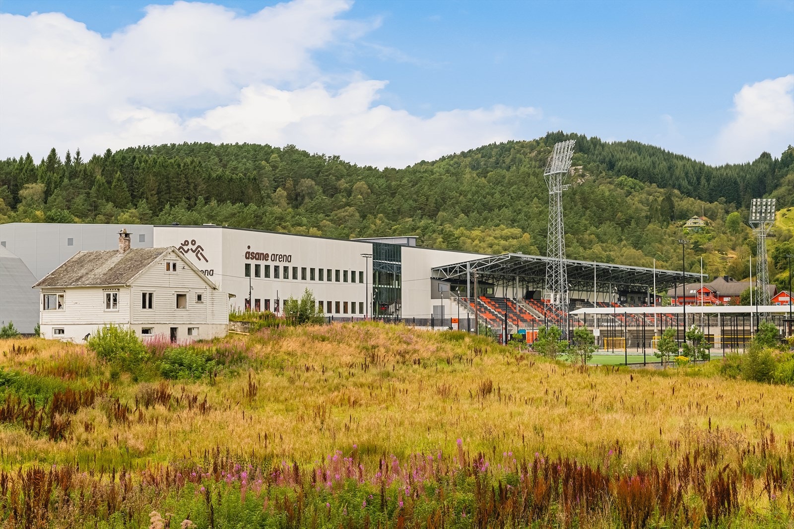 Like ved finner man også Åsane Arena, et idrettsanlegg i bydelen Åsane i Bergen, bestående av flerbrukshall og fotballstadion. Galleribilde