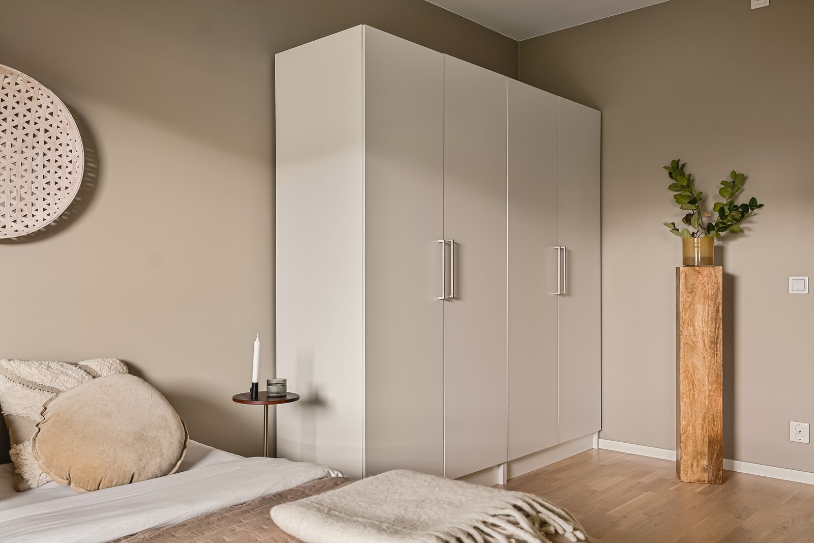 Garderobeløsning medfølger i handelen. Galleribilde