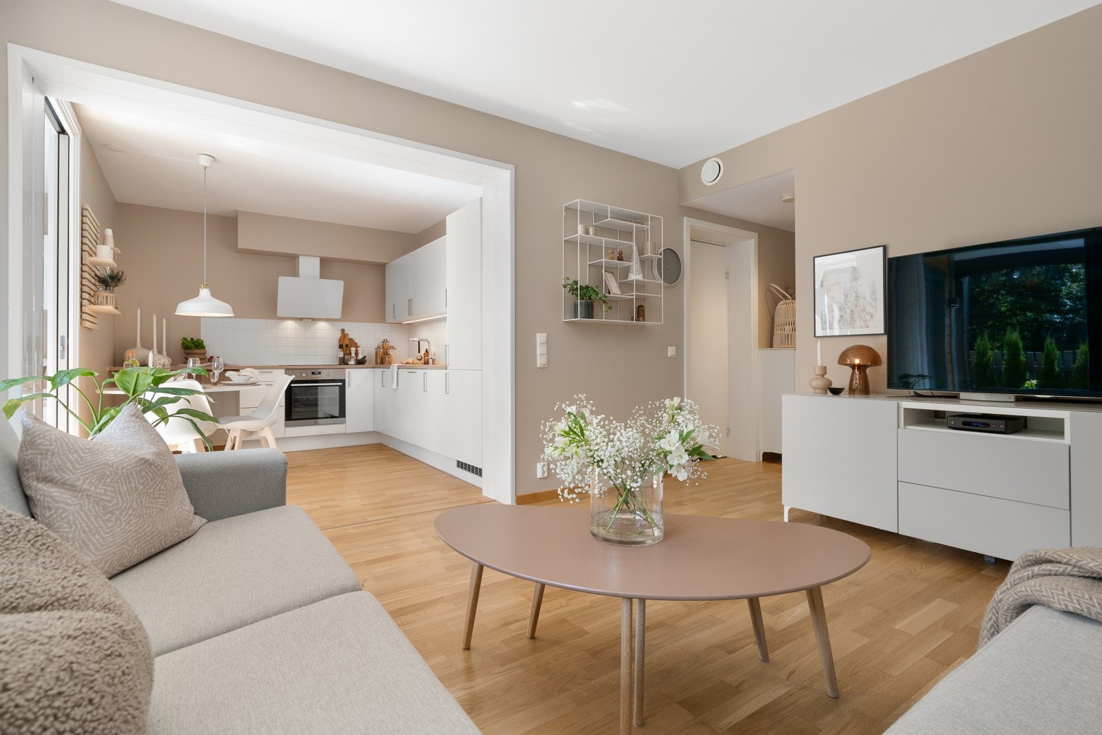 Lys og luftig stue med god plass til sofagruppe. Galleribilde