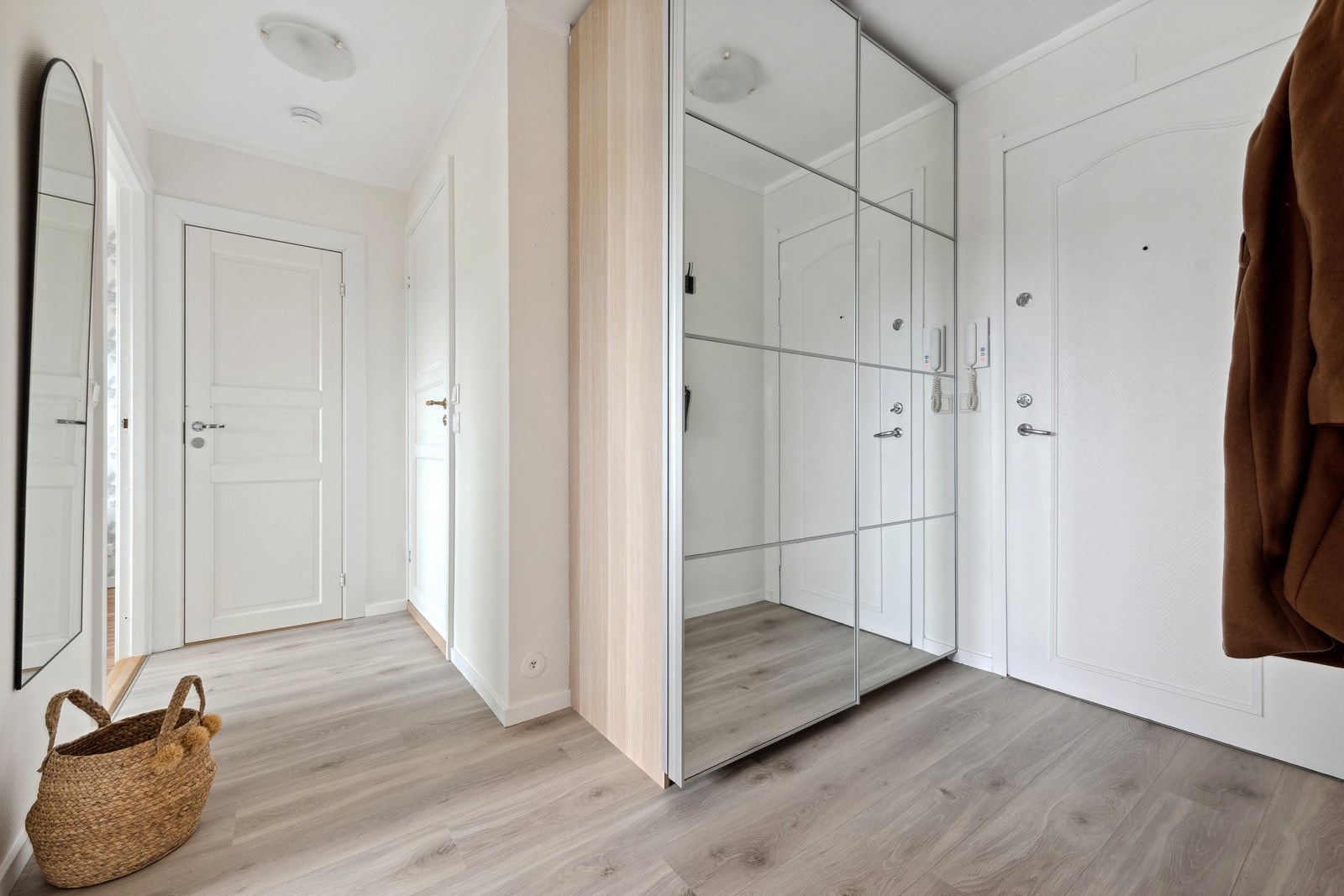 Romslig entré med stor speil skyvedørsgarderobe Galleribilde