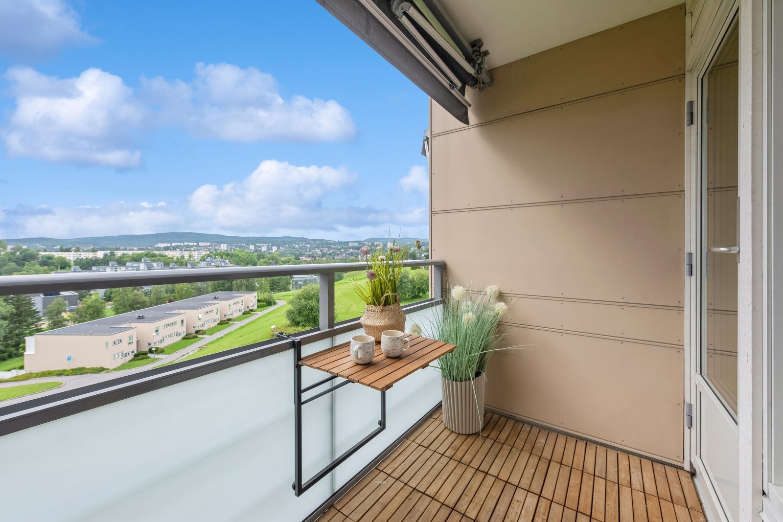 Fra stuen er det utgang til en vestvendt balkong ca. 3,5m² Galleribilde