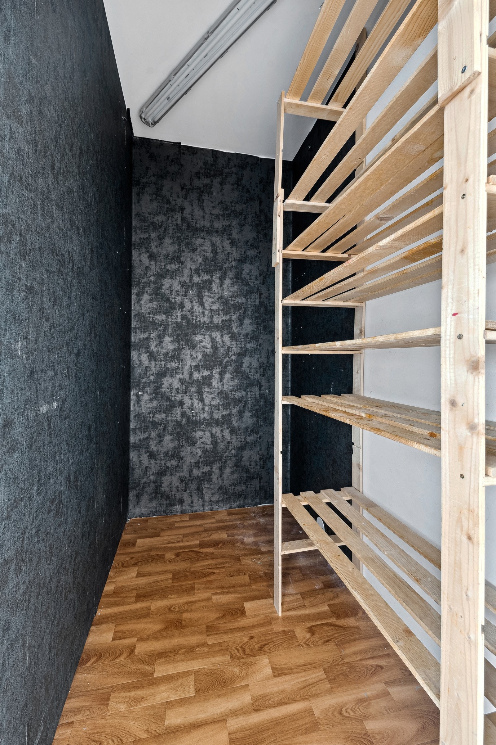 Praktisk bod fra gangen på ca. 2m² med hyller og godt med lagringsplass. Galleribilde
