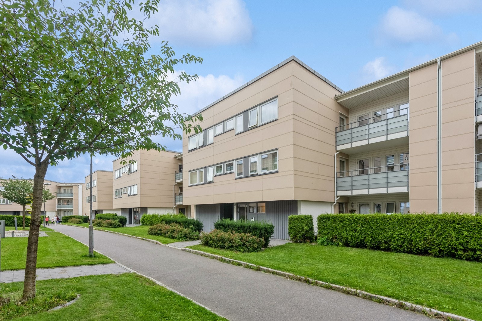Leiligheten er beliggende i et veletablert, populært og meget barnevennlig boligområde på Høybråten Galleribilde