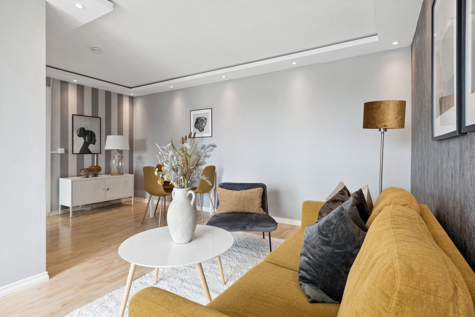 Her er det downlights i kasse langs veggen Galleribilde