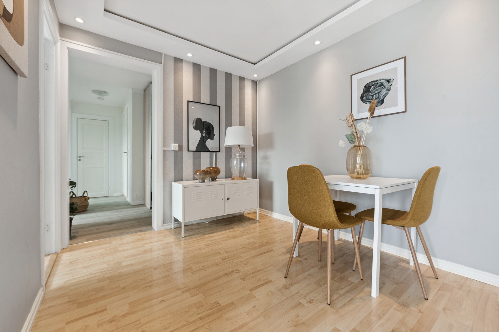 Rommet gir plass til spisebord Galleribilde