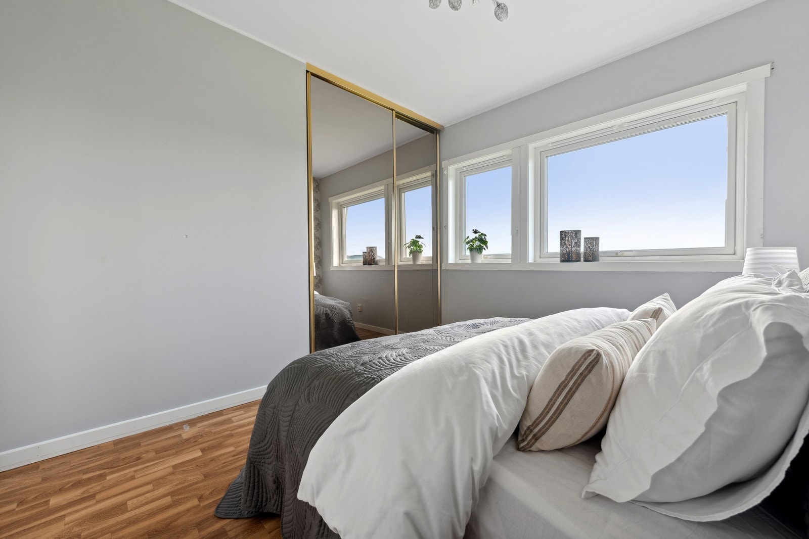 Rommet har skyvedørsgarderobe med speil Galleribilde