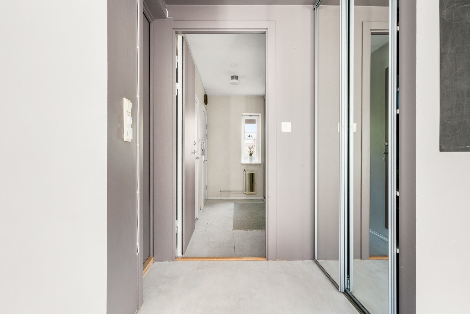 Fine speildører som gir rommet ekstra følelse av dybde. Galleribilde