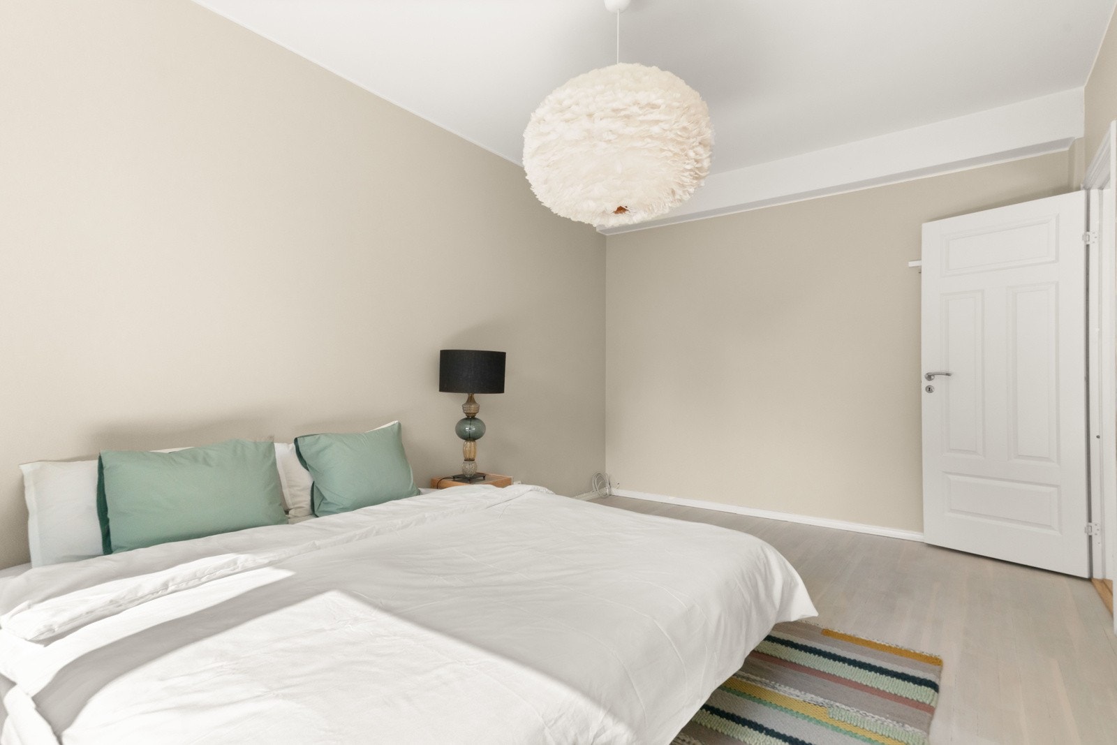 Soverommet har gpd plass til skaprekke eller skyvedørsgarderobe. Galleribilde