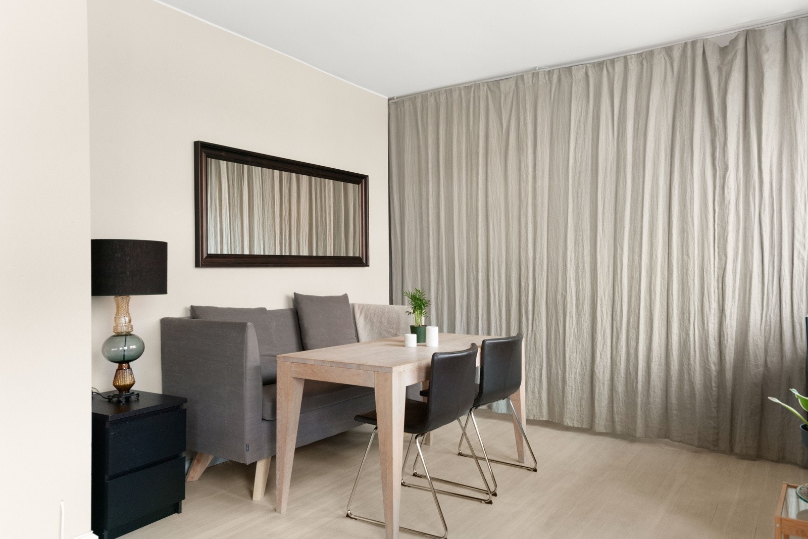 Her ser man soveløsningen i stuen ved utleie av soverommene i hybel. Galleribilde