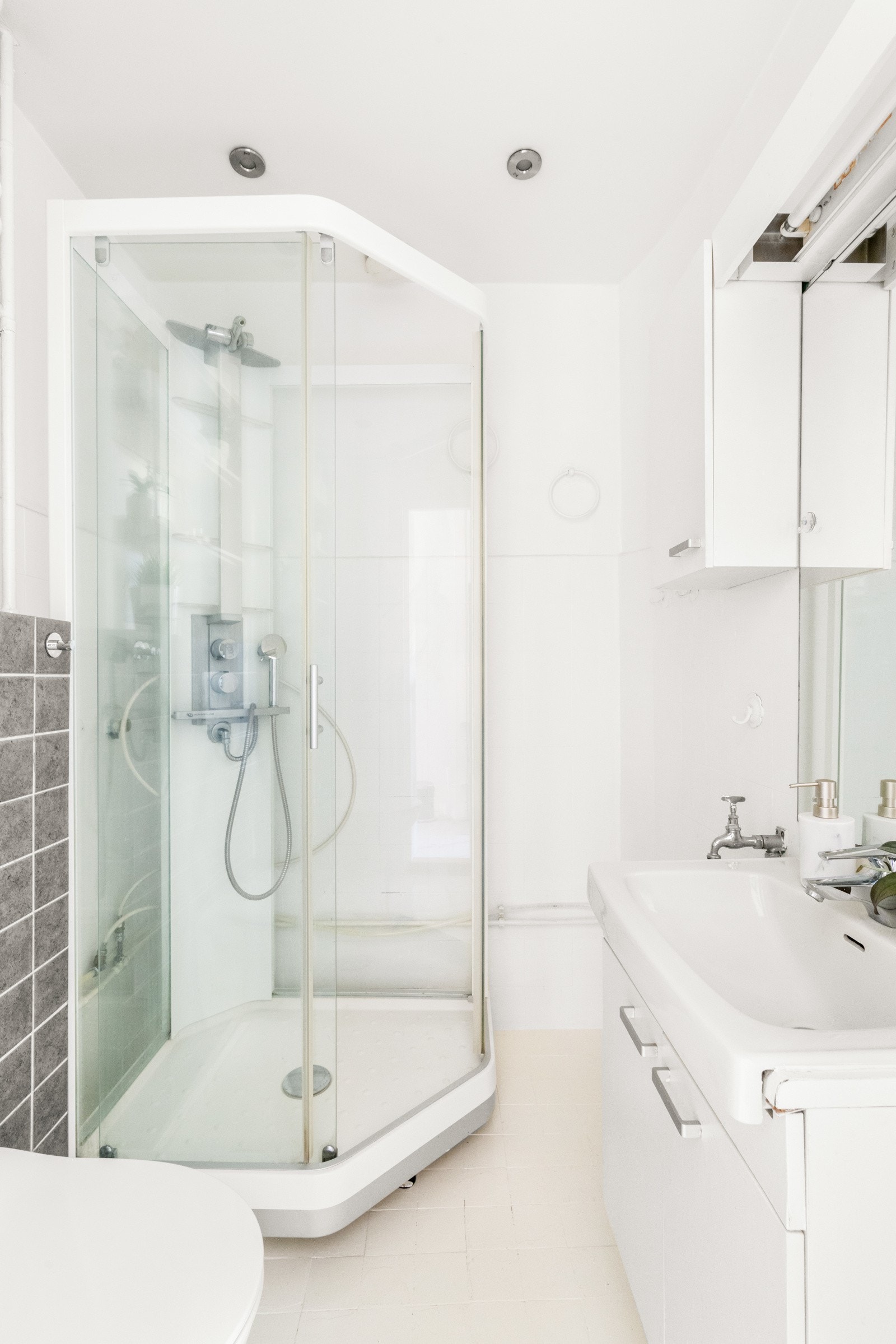 Innredningen består av dusjkabinett, servant med underskap, speil og overskap, vegghengt wc og opplegg for vaskemaskin. Galleribilde