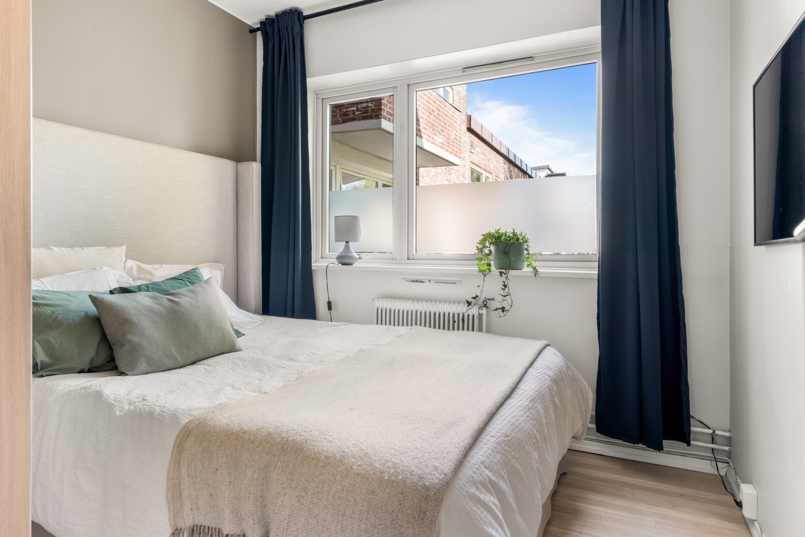 Soverom er av god størrelse og har plass til dobbeltseng og stort garderobeskap. Galleribilde