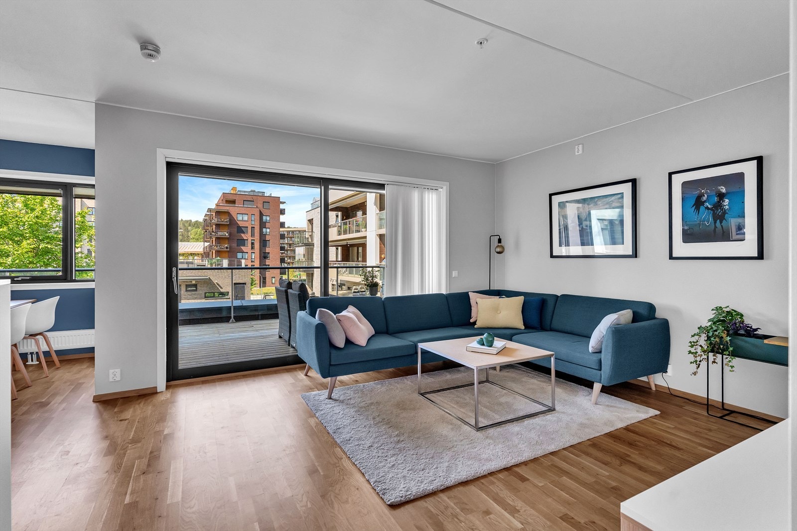 Stuen oppleves som lys og luftig, med god plass til sofa. Galleribilde