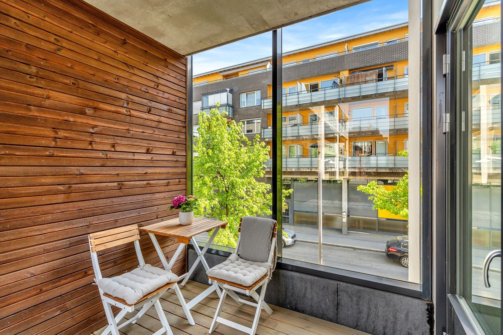 Luftebalkongen har god plass til cafe-bord og egner seg ypperlig for morgenkaffen. Galleribilde