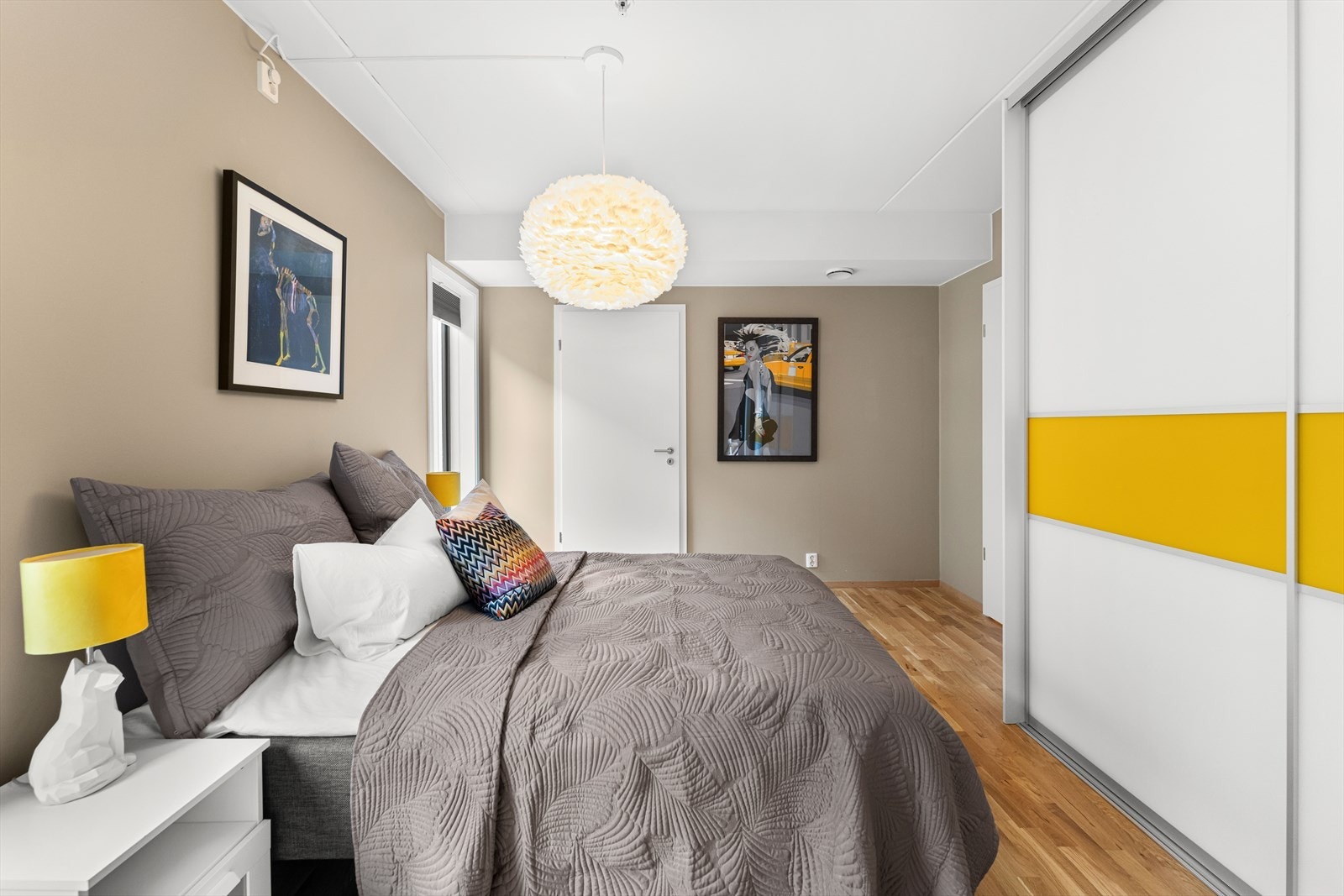 Soverommet er utstyrt med skyvedørsgarderobe, i tillegg til innvendig bod med god plass til lagring. Galleribilde
