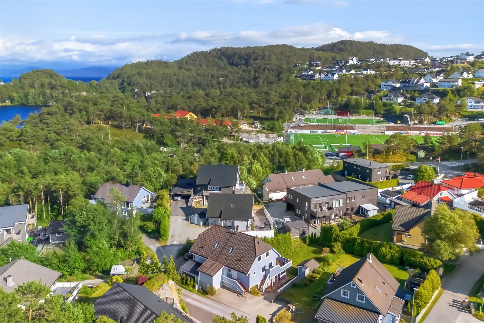 Kort avstand til idrettsanlegg og skole Galleribilde