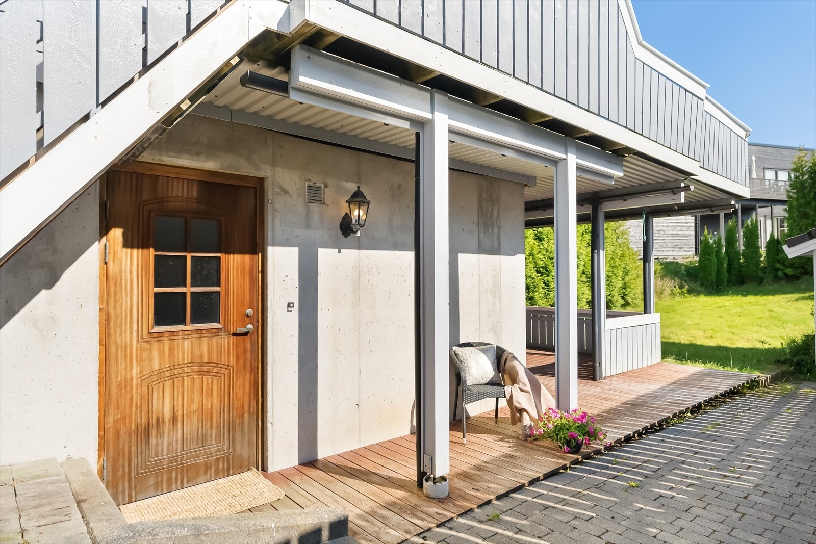 Inngangsparti og terrasse til utleieleiligheten Galleribilde