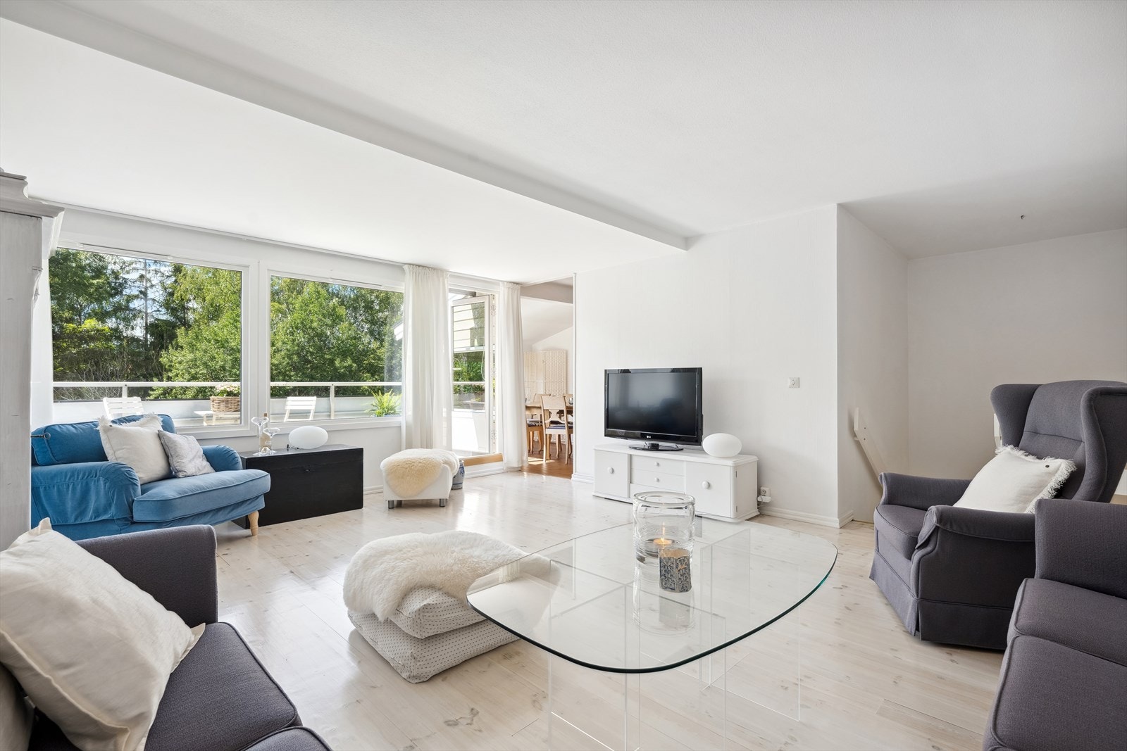 Velkommen til Kremlegrenda 4 B - Pen, lys og stor 2 etasjers "rekkehusleilighet" beliggende i høy første etasje. Ingen gjenboere, gode solforhold og pent utsyn fra terrasse. Galleribilde