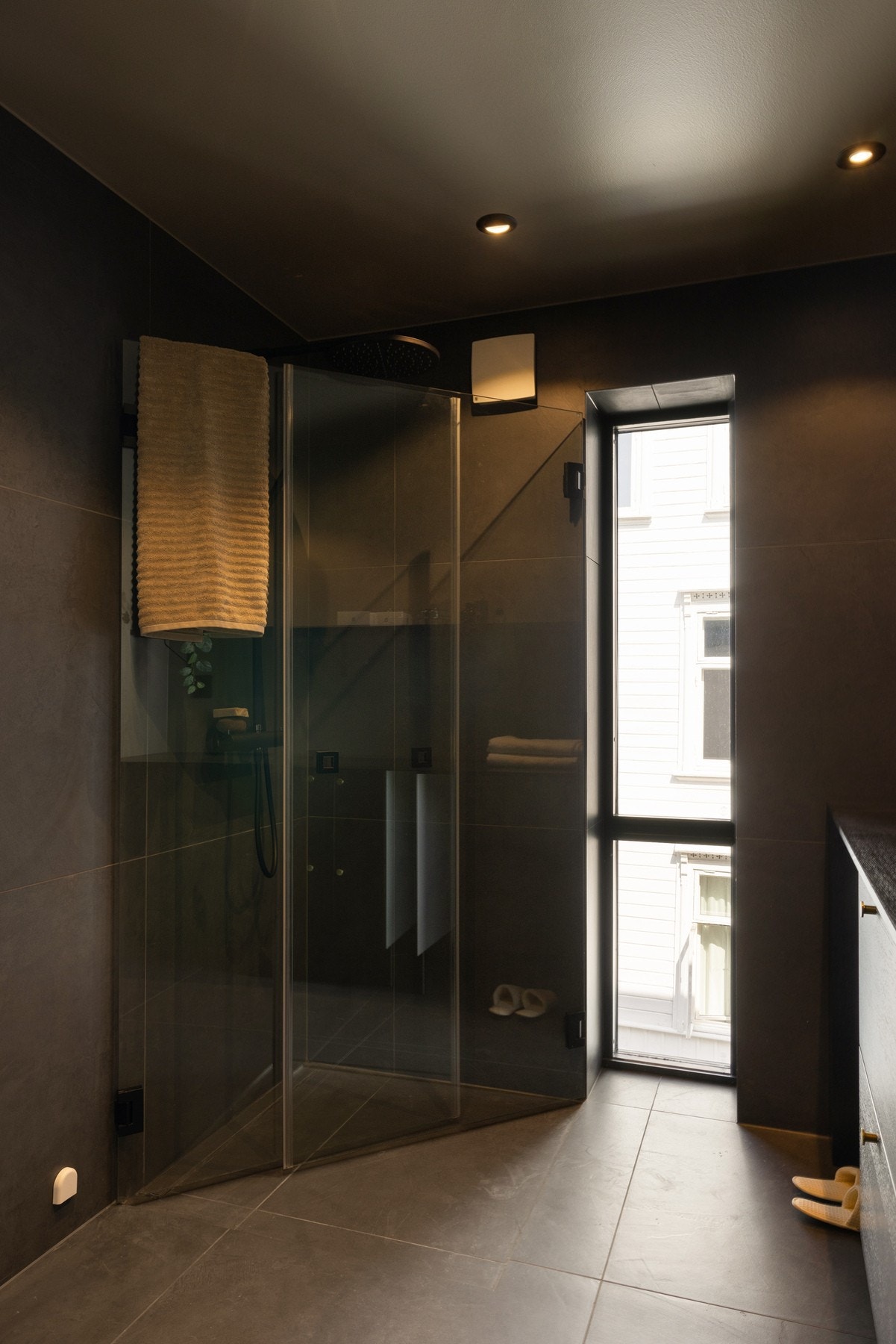 Rommet har også godt med naturlig lys i tillegg til spotter i himlingen. Galleribilde