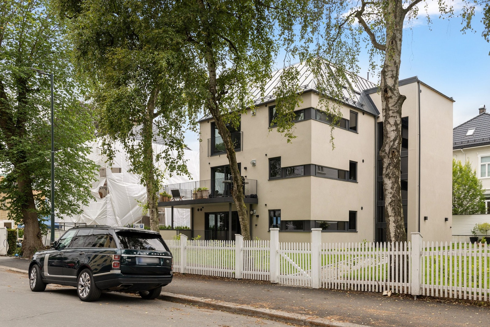 Nærmiljøet oppleves rolig og hyggelig med behagelig atmosfære og lokal identitet. Gaten i seg selv er svært frodig, og
har blant annet en gammel ridesti, klassiske Arno Bergs Plass og Torgrims kolonial - en gammeldags landhandel. Galleribilde