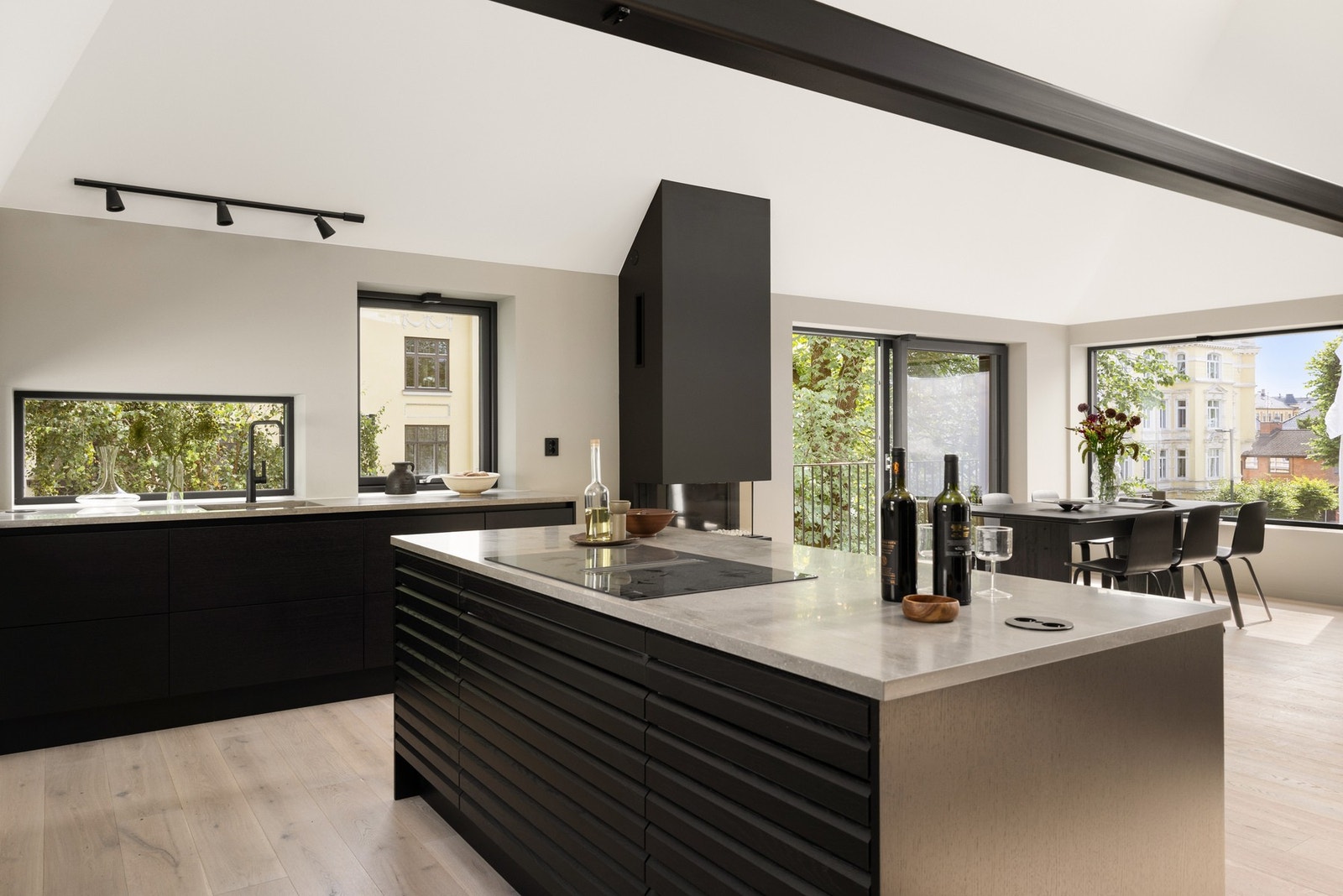 Den smarte utformingen med tre-delt kjøkkeninnredning med frittstående kjøkkenøy byr på rikelig med
benkeplass for matlaging, og det er godt med lagringsplass for alt du trenger i hverdagen. Galleribilde