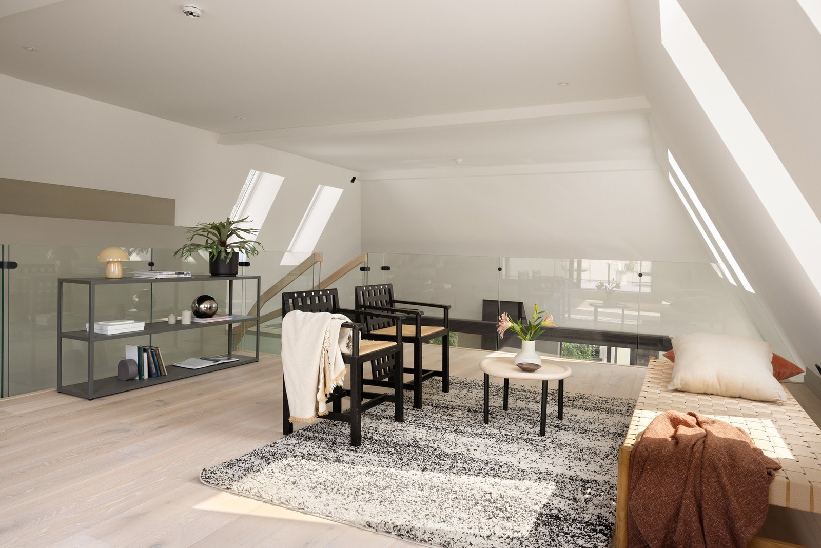 Denne etasjen har direkte adkomst til den flotte takterrassen, som utvider hjemmets bruksareal på en
utmerket måte. Galleribilde