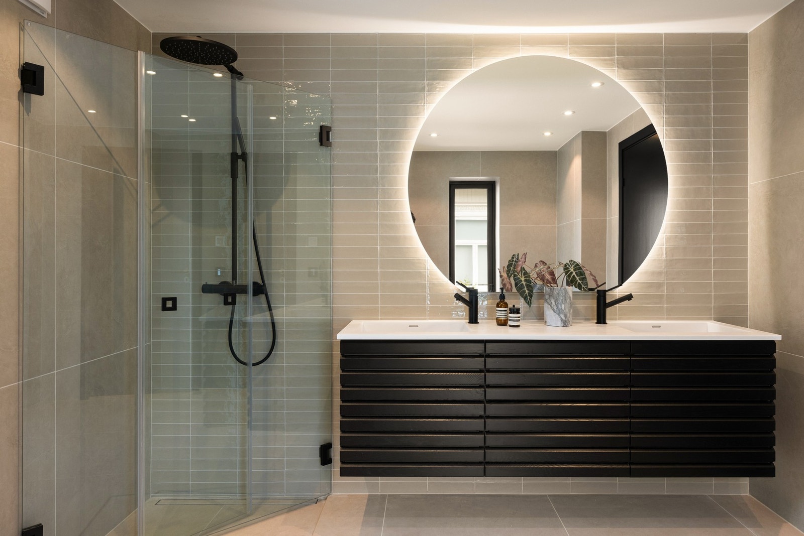 Masterbadet har adkomst fra leilighetens største soverom, og er praktisk utformet med tanke på komfort. Galleribilde